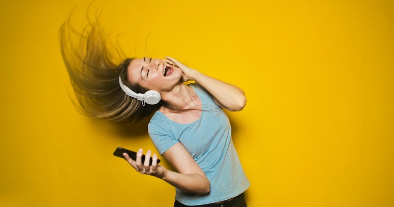 Menyanyikan Lagu Bahasa Inggris Favorit untuk Membantu Berbicara Bahasa Inggris dengan Lebih Lancar